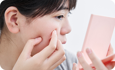 髪や手で顔に触れない