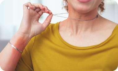 原因となりうる化粧品や金属類を一時的に中止する