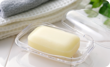 刺激の少ない石けん・保湿剤でスキンケアを行う