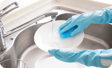 洗剤や薬品を扱う際は手袋を使用する