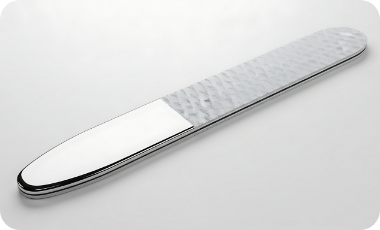 爪やすりで削ると感染を広げる原因になるのでNG