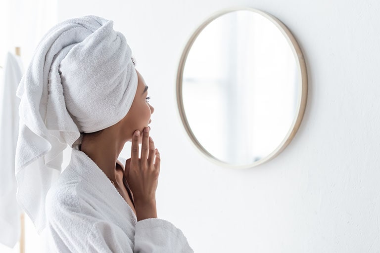 スキンケアと美容皮膚科での肌質改善治療の違い