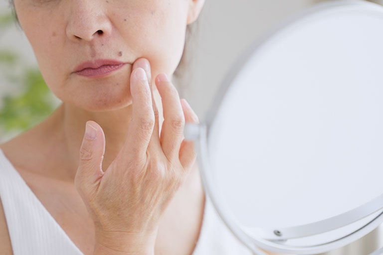 美容皮膚科の施術で顔のたるみは改善できる！