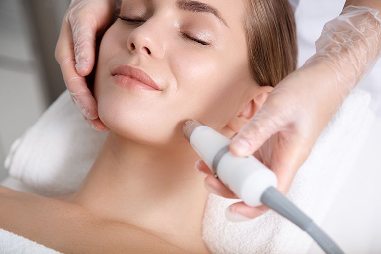 美容皮膚科のレーザー治療で効果的にお肌の悩みを改善！シミやニキビ跡への効果は？
