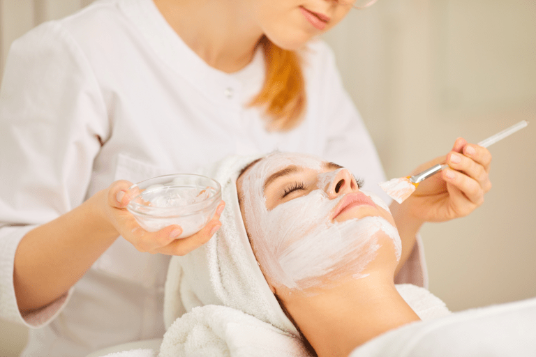 美容皮膚科で受けられるピーリング治療の種類と効果