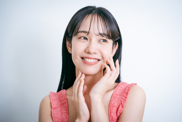 目の下のシワはなぜできる？できる原因やセルフと美容皮膚科での改善方法を解説