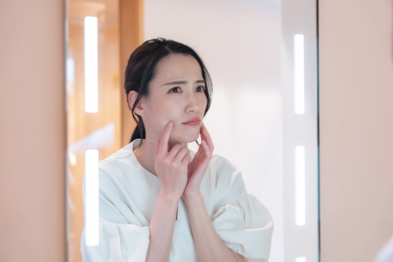 フェイスラインのたるみを改善するには？原因や即効性のある改善方法・予防法も解説