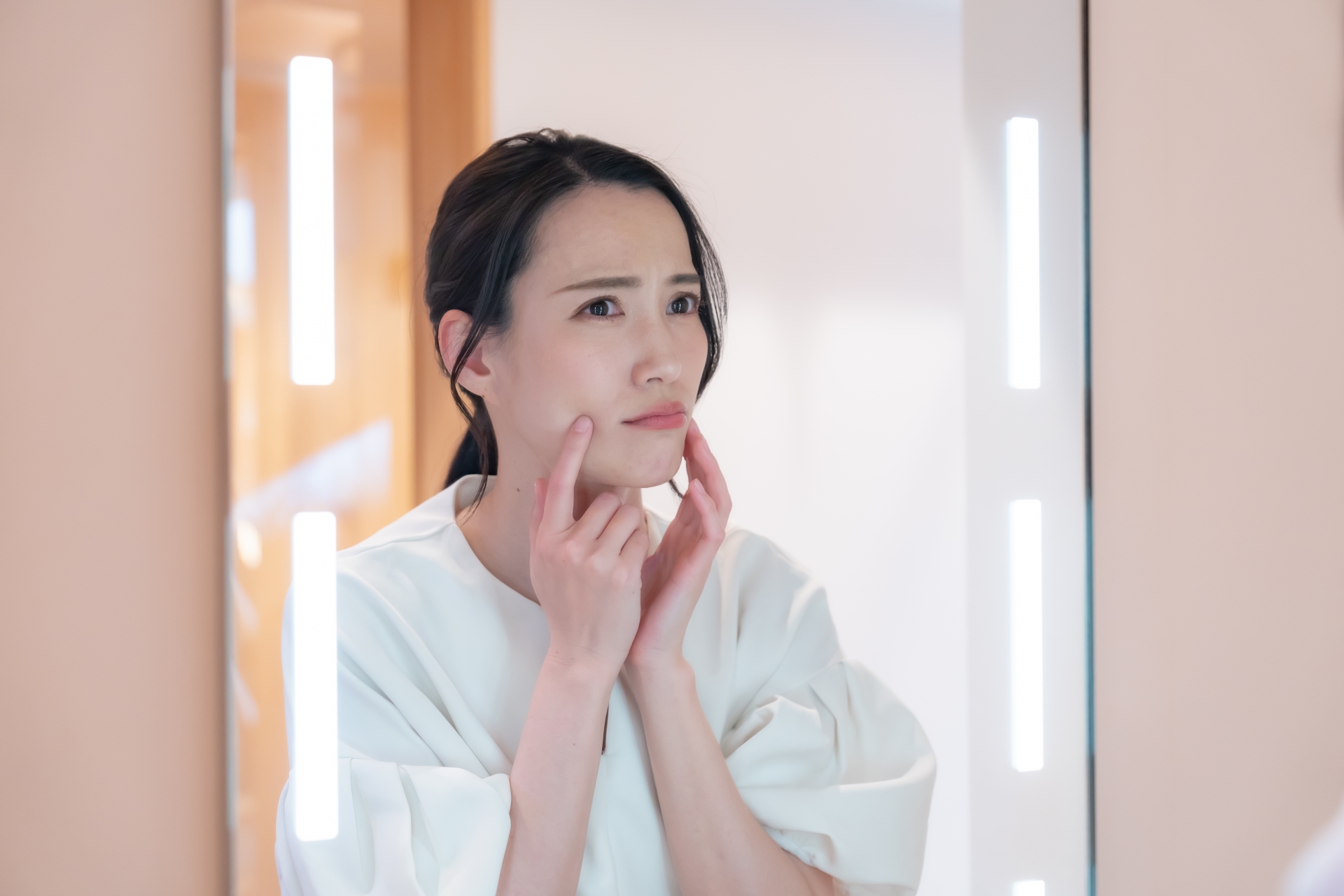 フェイスラインのたるみを改善するには？原因や即効性のある改善方法・予防法も解説