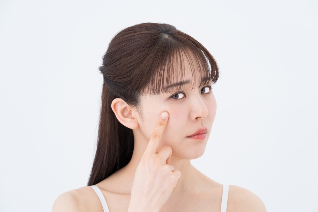 目の下にシワができる原因