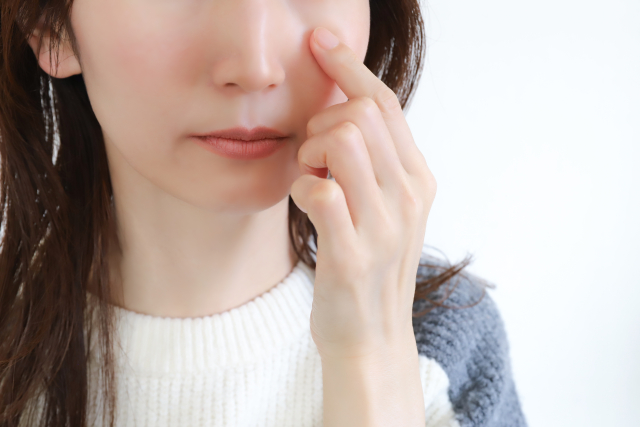 目の下にしわができる原因