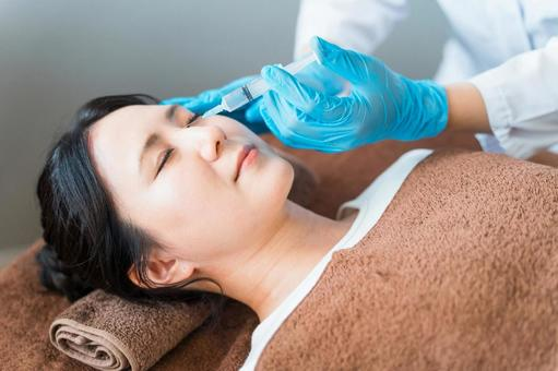目の下のしわをとる美容医療