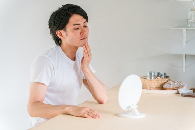 男性がフェイスラインを引き締める方法